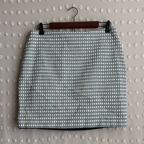 🌿$10 SALE🌿 NWOT Ann Taylor Quilted Embroidered Mini Skirt Sz 10 - Picture 1 of 5